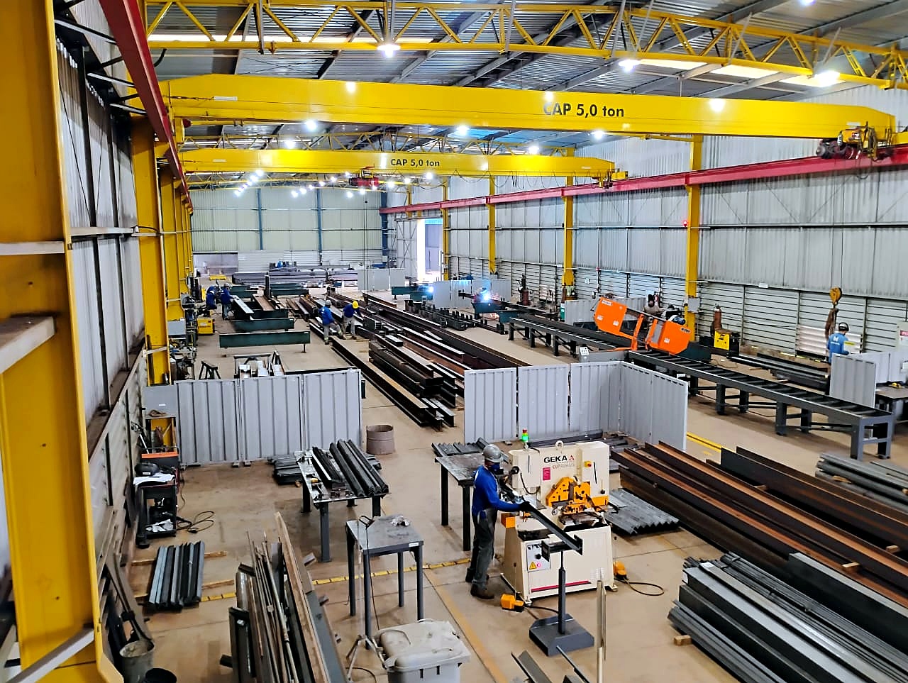Vista ampla da área de produção industrial